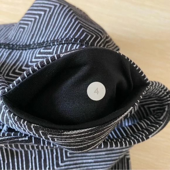 Lululemon Black White Jacquard Maze Wunder Under Crop II Leggings Size 4 - Picture 5 of 12